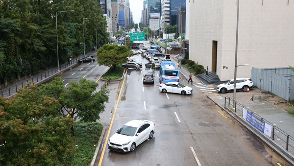 9일 오전 서울 서초구 진흥아파트 앞 서초대로 일대에서 전날 내린 폭우에 침수됐던 차량이 모습을 드러내고 있다.(사진-연합뉴스)