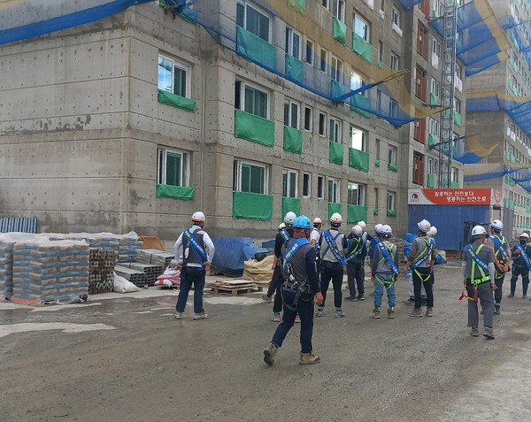 부영그룹이 부산 신항만 7블럭에 짓고 있는 신축 아파트 공사현장에서 자체점검을 실시하고 있다.(사진-부영그룹)