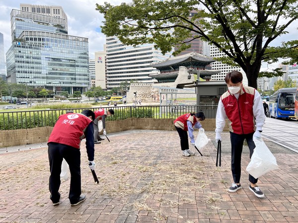 친환경 봉사에 참여한 80명 임직원들은 본사가 위치한 서울역 및 남대문 일대와 남산 주변 지역에서 쓰레기를 줍고 분리수거를 했다. (사진-롯데글로벌로지스)