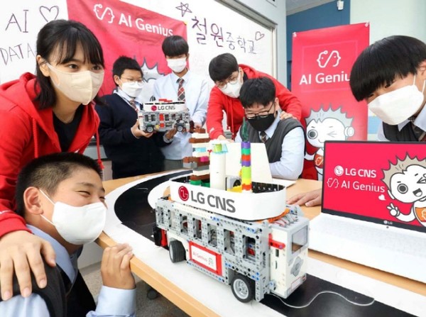 강원도 철원중학교 학생들이 AI지니어스 수업에서 자율주행차 만들기 체험을 하고 있다. (사진-LG CNS)