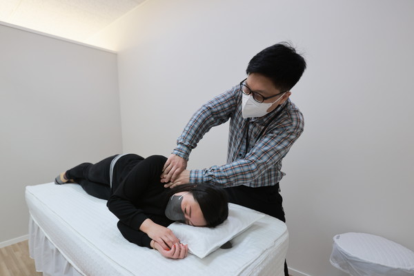 신설동 한화생명 서울콜센터 내 ‘새늘 쉼터’에서 시각장애인 안마사가 ‘수기치료 서비스’를 제공하고 있다. (사진=한화생명)