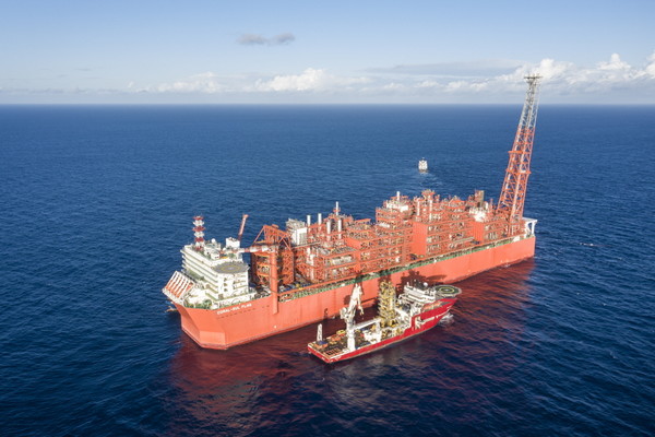 한국가스공사는 지난 13일 모잠비크 Area4 광구의 최초 상업화 프로젝트인 ‘코랄 사우스(Coral South)’ 사업에서 첫 LNG 생산 및 선적을 완료했다. (사진=한국가스공사)