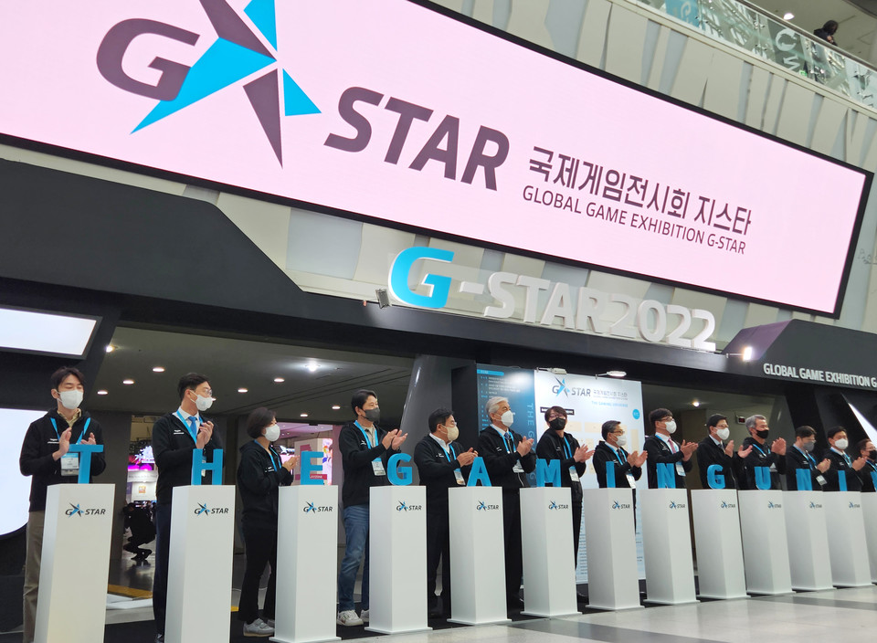 17일 부산 벡스코(BEXCO)에서 개막한 국내 최대 게임 전시회 '지스타(G-STAR) 2022' 개막식에 참석한 내·외빈들이 기념 촬영하고 있다. (사진-지스타)