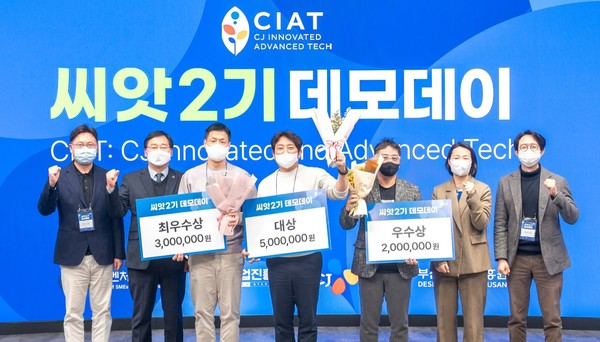 지난달 30일 서울 강남구 코엑스에서 열린 CJ의 오픈 이노베이션 프로그램 ‘씨앗’ 2기 데모데이 행사에서 수상 기업들이 기념사진 촬영을 하고 있는 모습. (사진=CJ)