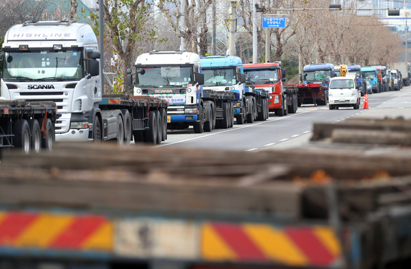 화물연대 파업이 이어지는 5일 경북 포항시의 한 도로 갓길에 화물차들이 줄지어 서 있다. (사진-연합뉴스)