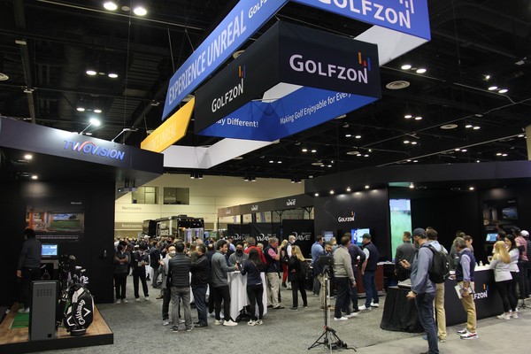 골프존이 ‘2023 PGA 머천다이즈 쇼’에 참가해 다양한 골프 시뮬레이터 제품을 선보인다. 사진은 지난해 PGA 머천다이즈 쇼의 골프존 부스 모습. (사진=골프존)