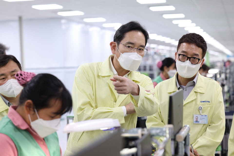 지난해 12월 이재용 삼성전자 회장이 베트남 하노이 인근 삼성디스플레이 법인(SDV)을 방문해 디스플레이 생산 공장을 점검하는 모습. (사진-삼성전자)