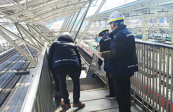 서울역에서 활동하는 ‘시니어 승강기 안전단’이 에스컬레이터 운행상태를 점검하고 있다.. (사진=한국철도공사)