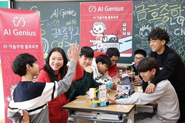 경북 영천 금호중학교 학생들이 LG CNS ‘AI지니어스’ 수업에서 AI물류로봇을 만들고 있는 모습. (사진-LG CNS)