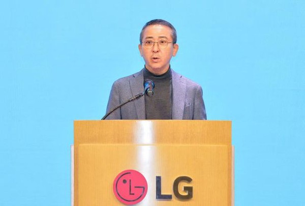 권영수 LG에너지솔루션 대표이사 부회장이 지난 24일 서울 영등포구 여의도 LG트윈타워에서 개최한 제3기 정기주주총회에서 인사말을 하고 있다. (사진=LG에너지솔루션)