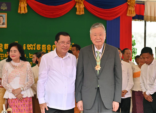 부영그룹 창업주 이중근(사진 오른쪽) 회장이 그동안 캄보디아의 국가 발전과 양국 간 우호증진에 기여한 공로를 인정받아 캄보디아 훈센 총리로부터(사진 왼쪽) 국가 유공 훈장을 수상한 뒤 기념사진을 촬영하고 있다. (사진=부영그룹)