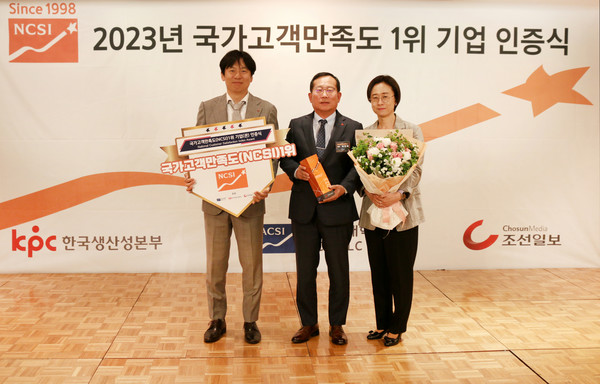 롯데글로벌로지스는 한국생산성본부가 주관하는 2023년도 국가고객만족도(NCSI) 조사에서 택배 부문 1위로 선정됐다고 10일 밝혔다. 박찬복 롯데글로벌로지스 대표이사(사진 가운데) (사진-롯데글로벌로지스)