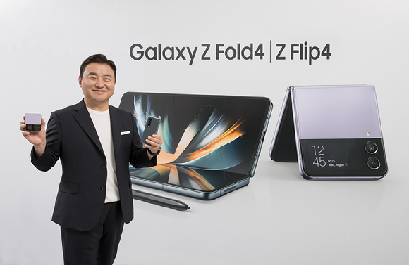 지난해 '삼성 갤럭시 언팩 2022'에서 삼성전자 MX사업부장 노태문 사장이 폴더블 스마트폰 '갤럭시Z플립4'와 '갤럭시Z폴드4'를 소개하고 있는 모습. (사진-삼성전자)