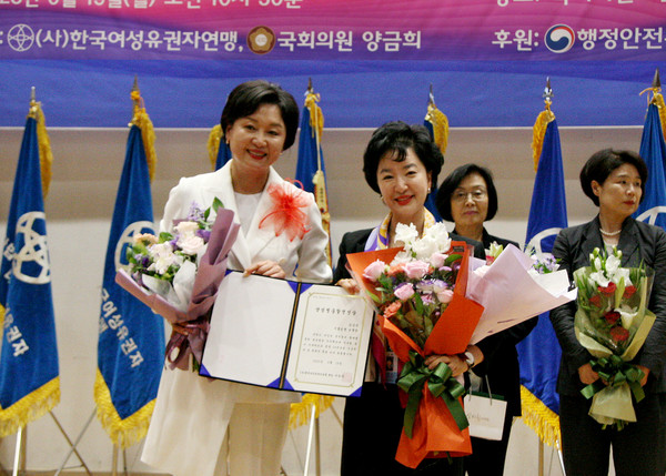 Sh수협은행 강신숙 은행장(오른쪽)이 여성권익 보호와 양성평등 발전에 기여한 공로를 인정받아 ‘양성평등발전인상’을 수상했다. (사진=수협은행)