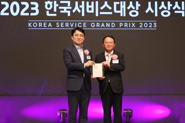 대우건설 신동혁 상무(왼쪽)가 강명수 한국표준협회 회장으로부터 ‘종합대상’을 수상하고 있다. (사진=대우건설)