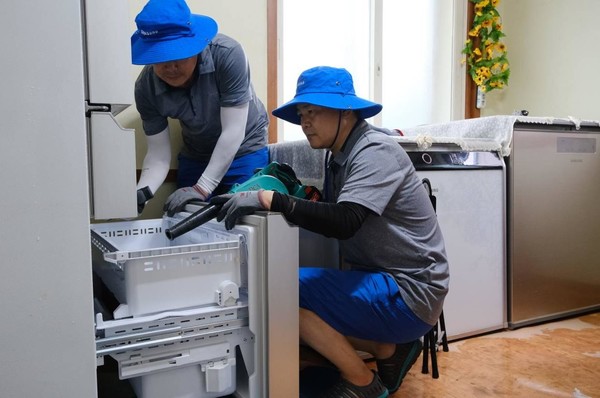 삼성전자서비스 임직원이 침수된 냉장고를 건조 및 세척하는 모습. (사진-삼성전자서비스)