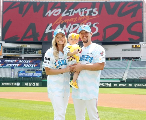 아기상어 유니폼을 입은 SSG랜더스의 투수 커크 맥카티와 가족 이미지. (사진=신세계그룹)