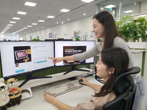 삼성 직원들이 '추석 맞이 온라인 장터'에서 국내산 수산물을 구입하는 모습. (사진-삼성)