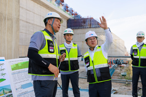 박형덕 사장(오른쪽 두 번째)이 지난 11일 태안발전본부 건설 현장을 점검하는 모습. (사진=한국서부발전)