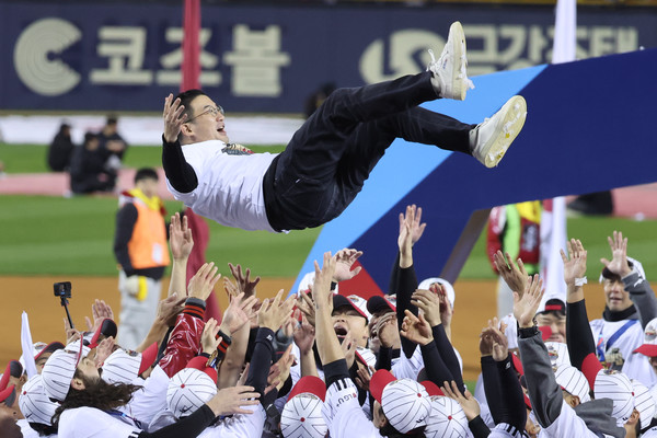 13일 29년 만에 한국시리즈 우승을 확정한 LG 선수들이 구광모 LG그룹 회장을 헹가래 치고 있다. (사진-연합뉴스)
