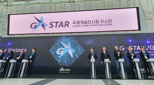 16일 부산 벡스코(BEXCO)에서 개막한 게임 전시회 지스타(G-STAR) 2023에 참석한 관계자들이 개막식에서 인사하고 있다. (사진-연합뉴스)