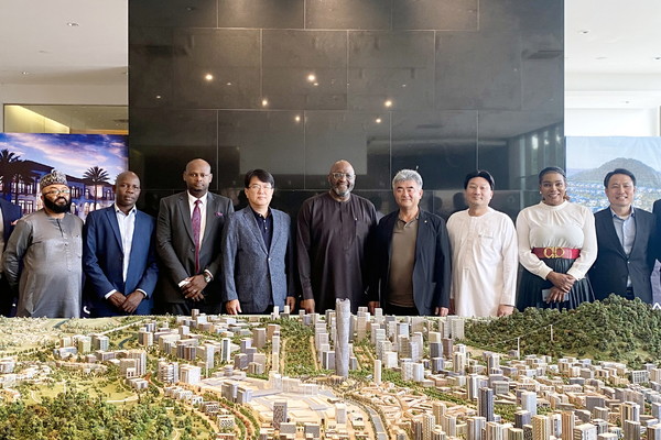 정원주 회장(가운데 오른쪽)이 지난 15일 나이지리아 Centenary City 신도시 전시장을 방문했다. (사진=대우건설)