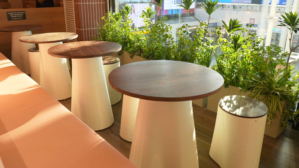 한화 건설부문이 폐플라스틱을 활용해 제작한 자원순환형 가구 테이블 및 의자가 서울역민자역사에 설치된 모습. (사진=한화 건설부문)