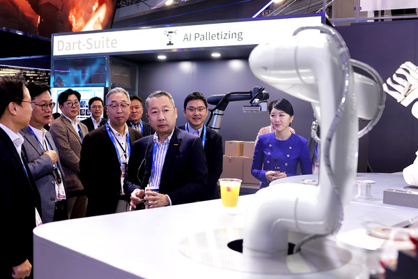 박정원 두산그룹 회장(가운데)과 박지원 그룹부회장(왼쪽)이 10일(현지시간) CES 2024가 열리는 라스베이거스컨벤션센터를 찾아 두산 부스에서 AI칵테일 로봇을 살펴보고 있다. (사진-두산그룹)