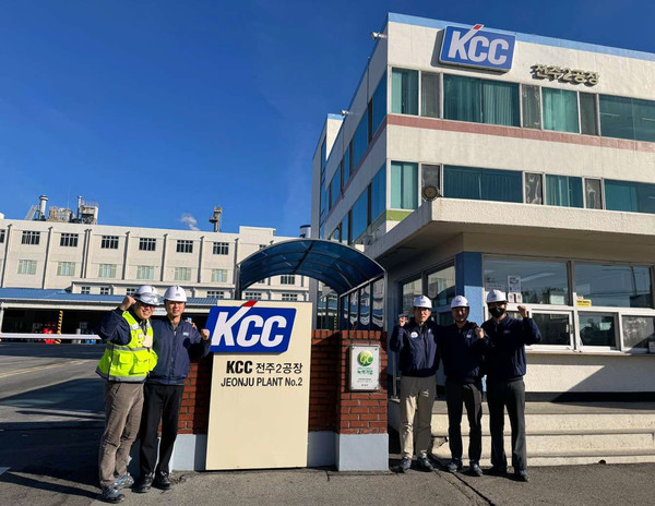 KCC 전주2공장 안전, 환경 담당자들이 녹색기업 현판 앞에서 기념촬영을 하고있다. (사진-KCC)