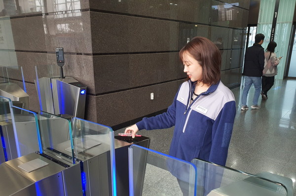 포스코이앤씨 직원이 모바일 사원증으로 인천 송도 사옥을 출입하고 있다. (사진=포스코이앤씨)