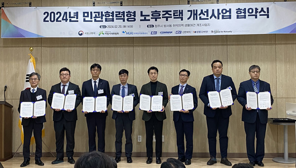 김상준 KCC 상무(왼쪽에서 세 번째)가 협약식 관계자들과 기념 사진을 촬영하고 있다. (사진-KCC)