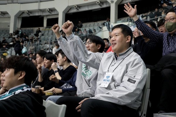 허윤홍 GS건설 대표(맨 오른쪽)가 지난 21일 임직원들과 배구경기를 관람하고 있다. (사진=GS건설)