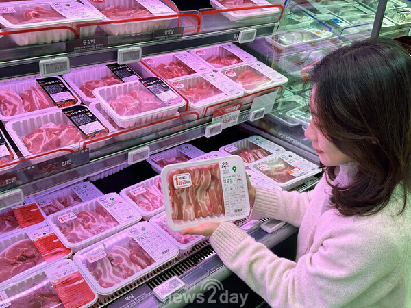 GS더프레시 매장에서 고객이 한돈 삼겹살을 살펴보고 있다. (사진=GS더프레시)