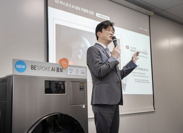 이무형 삼성전자 DA(디지털가전)사업부 CX(소비자경험)팀장(부사장)이 11일 서울 중구 태평로빌딩에서 일체형 세탁·건조기 '비스포크 AI 콤보'의 혁신에 대해 설명하고 있다. (사진-삼성전자)