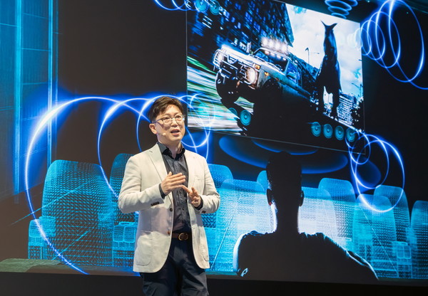 용석우 삼성전자 사장이 'Unbox & Discover 2024' 행사에서 AI TV 시대를 선언하며 2024년 TV 전략을 소개했다. (사진-삼성전자)