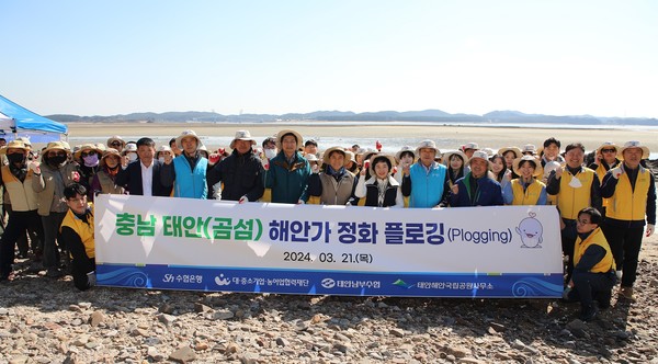 플로깅 참가자들이 다함께 기념촬영을 하는 모습. (사진=수협은행)