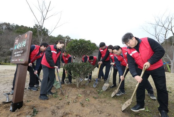 LG생활건강은 지난 26일 울산 양정동 오치골공원에서 울산 지역사회 관계자들이 참석한 가운데 나무 1400그루를 심는 식재 행사를 열었다. (사진=LG생활건강)