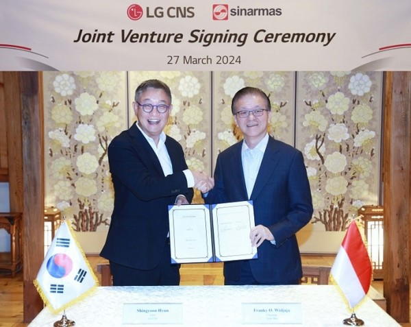 현신균(왼쪽) LG CNS 대표와 프랭키 우스만 위자야 시나르마스 회장이 합작투자 계약을 체결한 후 기념 사진을 찍고 있다. (사진-LG CNS)